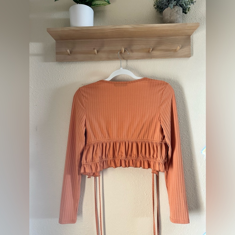 Tie Front Ruffle Hem Rib-knit Top - Picture 2 of 3